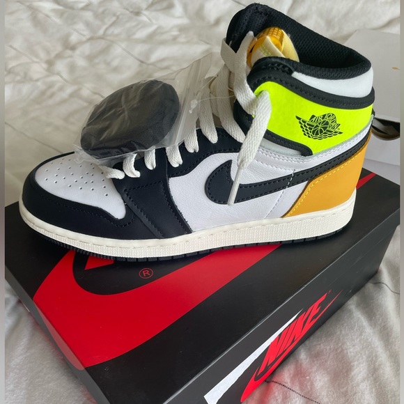 New Jordan 1’s

Equivalent to a womens 6/6.5
Boys size 4.5
white/black/volt gold - Picture 3 of 4